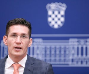 15.09.2022., Zagreb - Na konferenciji za medije kluba zastupnika Mosta odrzanoj u Saboru o temi „Nove mjere za pomoc gradjanima i poduzetnicima“ govorili su zastupnici Zvonimir Troskot, Bozo Petrov i Miro Bulj. 
 Photo: Patrik Macek/PIXSELL