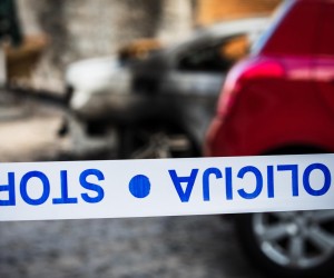16.06.2020., Kastel Luksic - Oko 02:00 sata, u ulici Josipa Omasica izbio je pozar na parkiranom osobnom vozilu marke BMW, koji je izgorio u potpunosti. Pozar se prosirio i zahvatio dijelom parkirani Suzuki, fasadu kuce u kojoj nitko ne zivi i dio ljetne baste obliznjeg ugostiteljskog objekta. Photo: Milan Sabic/PIXSELL