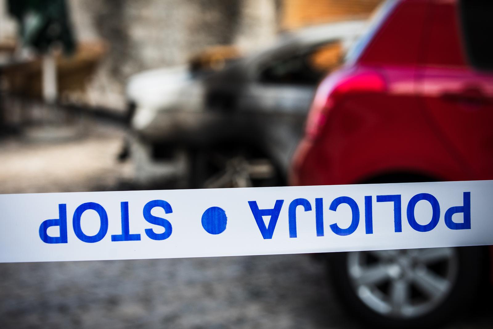 16.06.2020., Kastel Luksic - Oko 02:00 sata, u ulici Josipa Omasica izbio je pozar na parkiranom osobnom vozilu marke BMW, koji je izgorio u potpunosti. Pozar se prosirio i zahvatio dijelom parkirani Suzuki, fasadu kuce u kojoj nitko ne zivi i dio ljetne baste obliznjeg ugostiteljskog objekta. Photo: Milan Sabic/PIXSELL