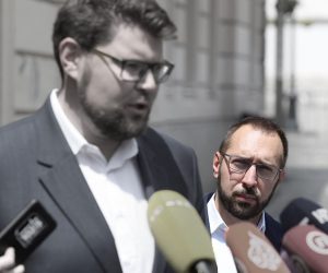 16.06.2021., Zagreb - Na konferenciji za medije odrzanoj ispred Stare gradske vijecnice Pedja Grbin i Tomislav Tomasevic predstavili su sporazum o suradnji u Gradskoj skupstini grada Zagreba. rPhoto: Patrik Macek/PIXSELL