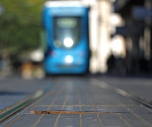 16.08.2022., Zagreb - U kakvom su stanju tramvajske sine u centru grada? Samo na potezu od Draskoviceve do Crnomerca tramvajske tracnice i betonska obloga koja ih drzi na mnogo je mjesta u jako losem stanju. Tako se na nekim dijelovima mogu vidjeti rupe u betonu, zeljezni poklopci koji vire iz lezista, gume koje strse ali i trava koja je izrasla u pojedinim pukotinama. Photo: Sanjin Strukic/PIXSELL