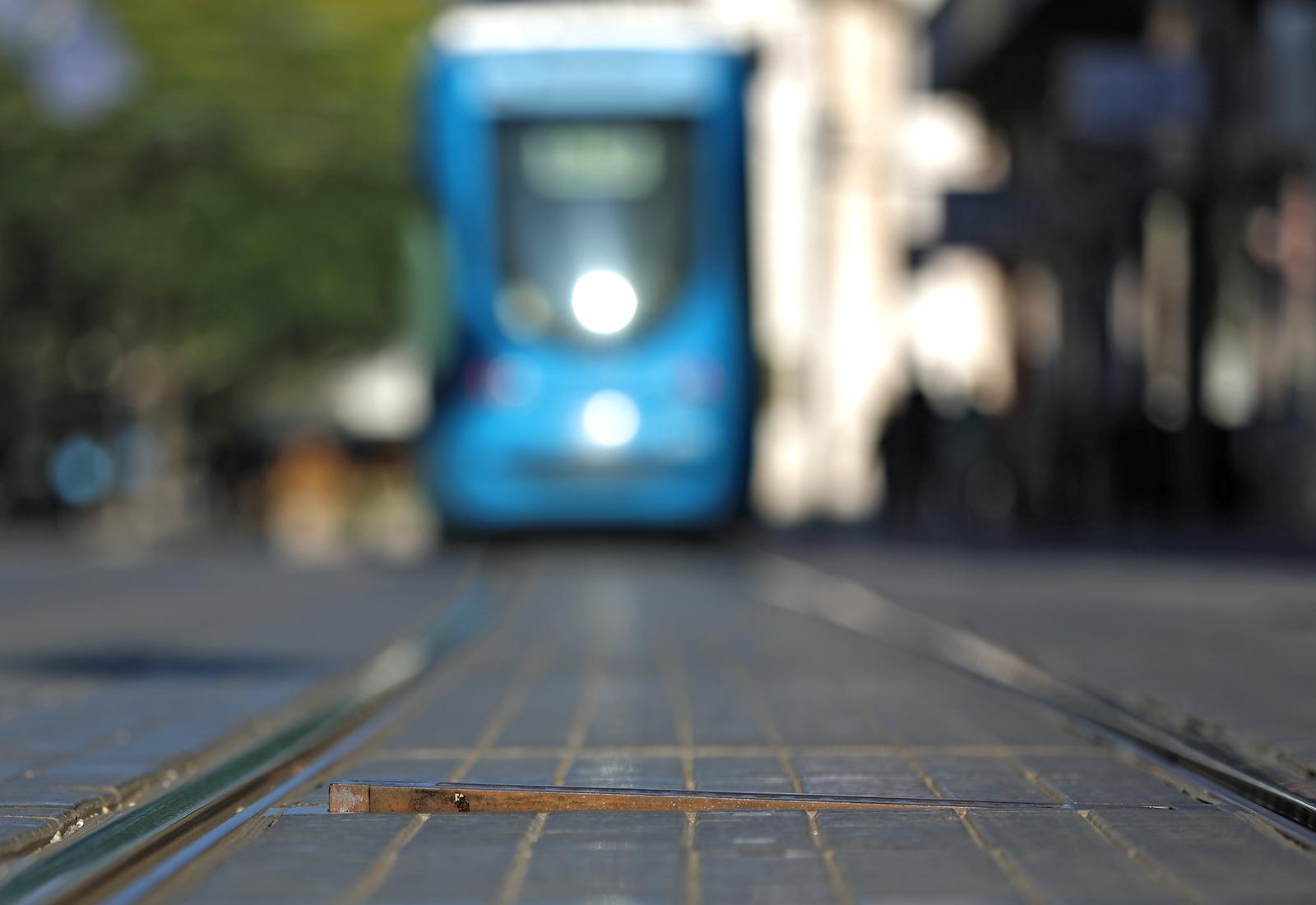 16.08.2022., Zagreb - U kakvom su stanju tramvajske sine u centru grada? Samo na potezu od Draskoviceve do Crnomerca tramvajske tracnice i betonska obloga koja ih drzi na mnogo je mjesta u jako losem stanju. Tako se na nekim dijelovima mogu vidjeti rupe u betonu, zeljezni poklopci koji vire iz lezista, gume koje strse ali i trava koja je izrasla u pojedinim pukotinama. Photo: Sanjin Strukic/PIXSELL