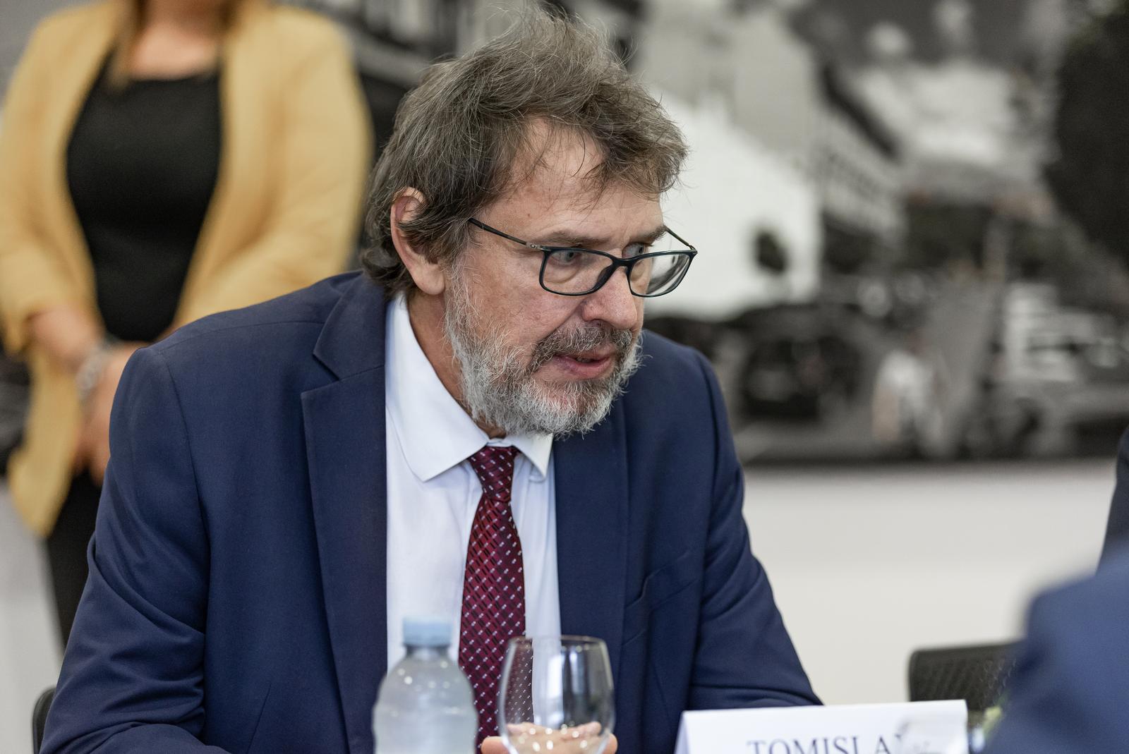 16.09.2022., Osijek - Zupan Ivan Anusic i gradonacelnik Grada Osijeka Ivan Radic primili su izaslanstvo Hrvatskog nacionalnog vijeca u R. Srbiji na celu s predsjednicom Vijeca Jasnom Vojnic, predsjednikom DSHV i hrvatskim zastupnikom u Skupstini Srbije Tomislavom Zigmanovim i predstavnicima hrvatskih udruga iz Vojvodine, a povodom Dana Hrvata iz Vojvodine u Osijeku: „Osijeku s potpisom, Hrvati iz Vojvodine“. Photo: Davor Javorovic/PIXSELL