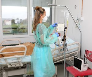 16.09.2022., Karlovac - Na Covid odjelu Opce bolnice Karlovac trenutno je desetak pacijenata oboljelih od koronavirusa. Svakodnevno hospitaliziraju nove pacijente  nema tezih oblika bolesti niti pacijenata prikljucenih na respirator.
Photo: Kristina Stedul Fabac/PIXSELL Photo: Kristina Stedul Fabac/PIXSELL