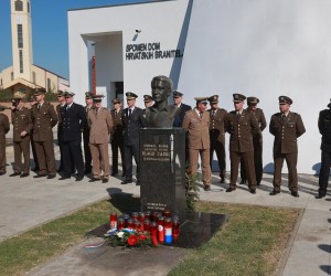 16.10.2022., Vukovar - Obiljezavanje 31. godisnjice pogibije general-bojnika Blage Zadre i pukovnika Alfreda Hilla na Trpinjskoj cesti kod spomen-biste general-bojnika Blage Zadre. Photo: Davor Javorovic/PIXSELL