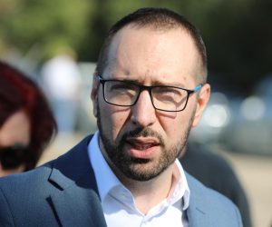 17.10.2022.,Zagreb, u gradskom vrtu u naselju Stenjevec, gradonacelnik Tomislav Tomasevic nazocio podjeli besplatnog komposta gradjanima koji obradjuju parcele.

 Photo: Robert Anic/PIXSELL
