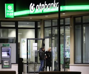 17.12.2021., Sibenik - Naoruzani pljackas izvrsio je razbojnistvo, opljackao je OTP banku na Trgu Drazena Petrovica i pobjegao. Otudjen je nopoznati iznos. Policija je blokirala sve pristupne puteve prema trgu i radi ocevid. Photo: Dusko Jaramaz/PIXSELL