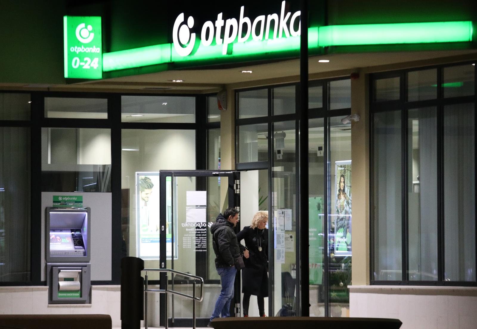 17.12.2021., Sibenik - Naoruzani pljackas izvrsio je razbojnistvo, opljackao je OTP banku na Trgu Drazena Petrovica i pobjegao. Otudjen je nopoznati iznos. Policija je blokirala sve pristupne puteve prema trgu i radi ocevid. Photo: Dusko Jaramaz/PIXSELL