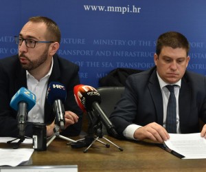 18.10.2022., Zagreb - U Ministarstvu mora, prometa i infrastrukture odrzano je potpisivanje ugovora o izvodjenju radova na projektu obnove pruge na dionici Zapadni kolodvor - Glavni kolodvor.  Ugovor su potpisali Predsjednik uprave HZ Infrastrukture Ivan Krsic, te u ime izabranog izvodjaca radova Davor Mavar i Zvonko Dundovic predstavnici tvrtke Swietelsky. Potpisivanju su nazocili Gradonacelnik Grada Zagreba  Tomislav Tomasevic i potpredsjednik Vlade i ministar mora,prometa i infrastrukture Oleg Butkovic.  Photo: Davorin Visnjic/PIXSELL