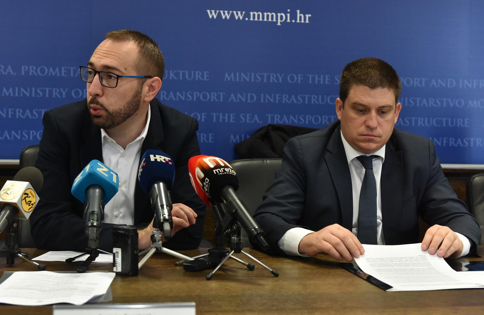 18.10.2022., Zagreb - U Ministarstvu mora, prometa i infrastrukture odrzano je potpisivanje ugovora o izvodjenju radova na projektu obnove pruge na dionici Zapadni kolodvor - Glavni kolodvor.  Ugovor su potpisali Predsjednik uprave HZ Infrastrukture Ivan Krsic, te u ime izabranog izvodjaca radova Davor Mavar i Zvonko Dundovic predstavnici tvrtke Swietelsky. Potpisivanju su nazocili Gradonacelnik Grada Zagreba  Tomislav Tomasevic i potpredsjednik Vlade i ministar mora,prometa i infrastrukture Oleg Butkovic.  Photo: Davorin Visnjic/PIXSELL