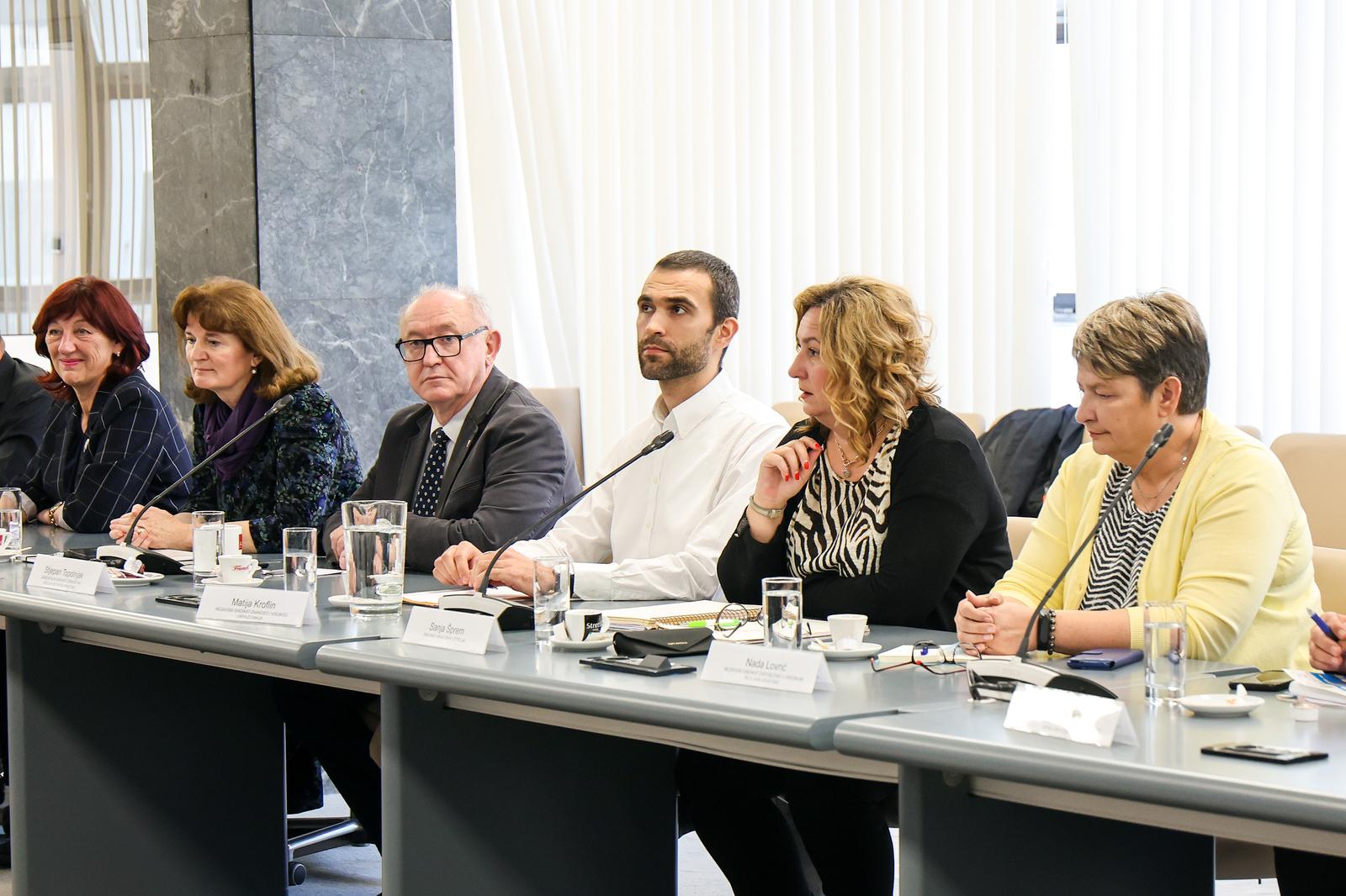 18.10.2022., Zagreb - U ministarstvu rada, mirovinskoga sustava, obitelji i socijalne politike odrzan cetvrti sastanak pregovarackih odbora Vlade RH i predstavnika sindikata, o sklapanju dodatka Temeljnom kolektivnom ugovoru za sluzbenike i namjestenike u drzavnim sluzbama i sklapanju dodatka Kolektivnom ugovoru za drzavne sluzbenike i namjestenike. Stjepan Topolnjak, Matija Kroflin, Sanja Sprem, Nada Lovric. Photo: Luka Stanzl/PIXSELL