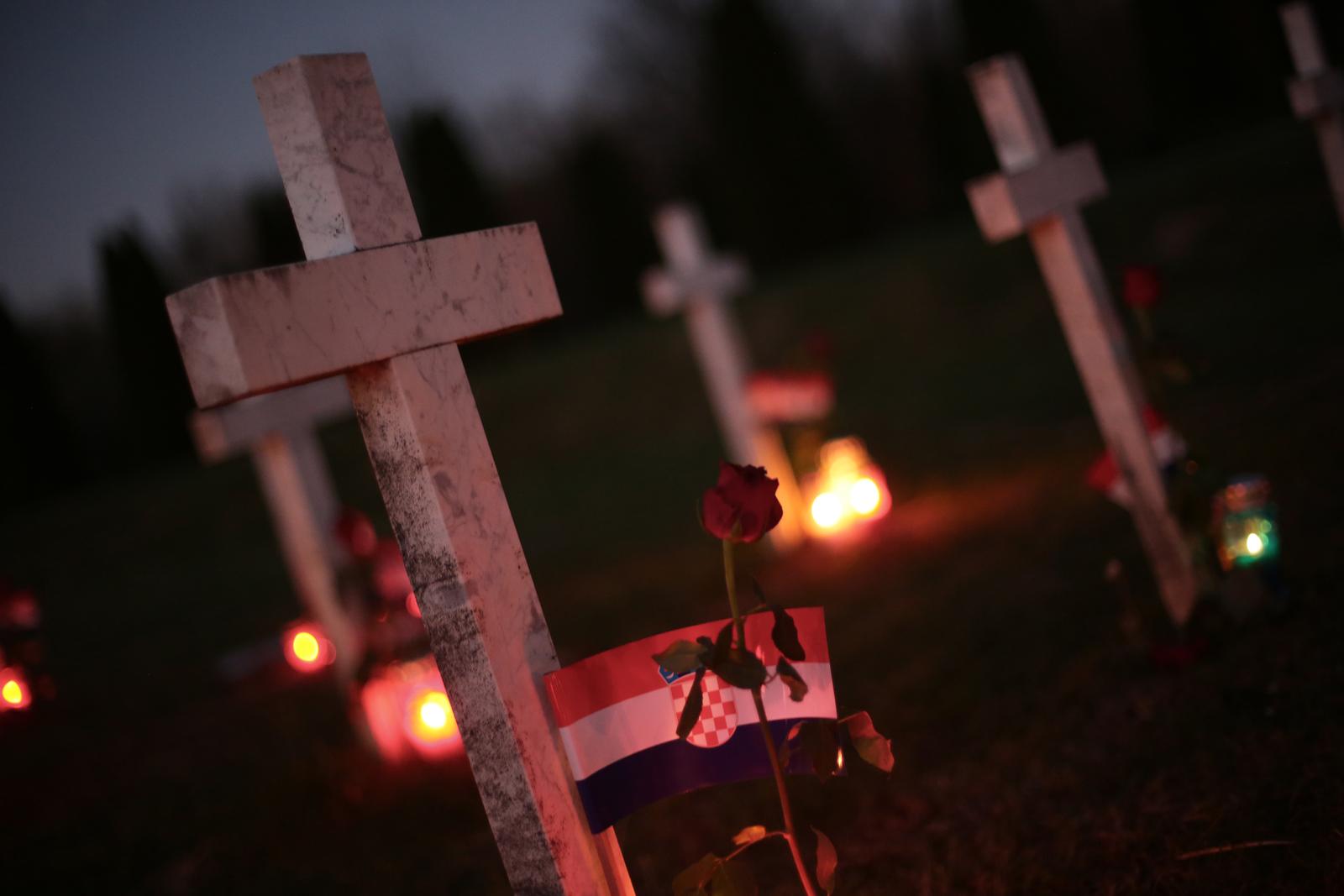 18.11.2015., Vukovar - Krizevi na Memorijalnom groblju zrtava iz Domovinskog rata. U prigodi drzavnih blagdana i obljetnica vezanih za Domovinski rat na mjestu masovne grobnice postavljaju se (utiskuju u zemlju) drzavne zastavice uz bijele krizeve u prostoru masovne grobnice - 938 bijelih krizeva prema broju ekshumiranih osoba. rPhoto: Grgur Zucko/PIXSELL