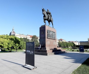 19.05.2022., Zagreb -  Gliptoteka HAZU u sklopu Medjunarodnoga dana muzeja postavila je izlozbu “Spomenik kralja Tomislava u Zagrebu” u podnozju samoga spomenika. Izlozbeni eksponati dio su Zbirke hrvatskog kiparstva od 19. do 21. stoljeca, Zbirke medalja i plaketa Gliptoteke HAZU, Arhiva za likovne umjetnosti HAZU te Ambijentalne zbirke kipara Roberta Frangesa Mihanovica u vlasnistvu Grada Zagreba, pohranjene u Gliptoteci. Autor izlozbe je kustos Gliptoteke HAZU Filip Turkovic Krnjak.
Izlozba ce na Trgu kralja Tomislava biti postavljena do Dana grada Zagreba, 31. svibnja. Photo: Patrik Macek/PIXSELL