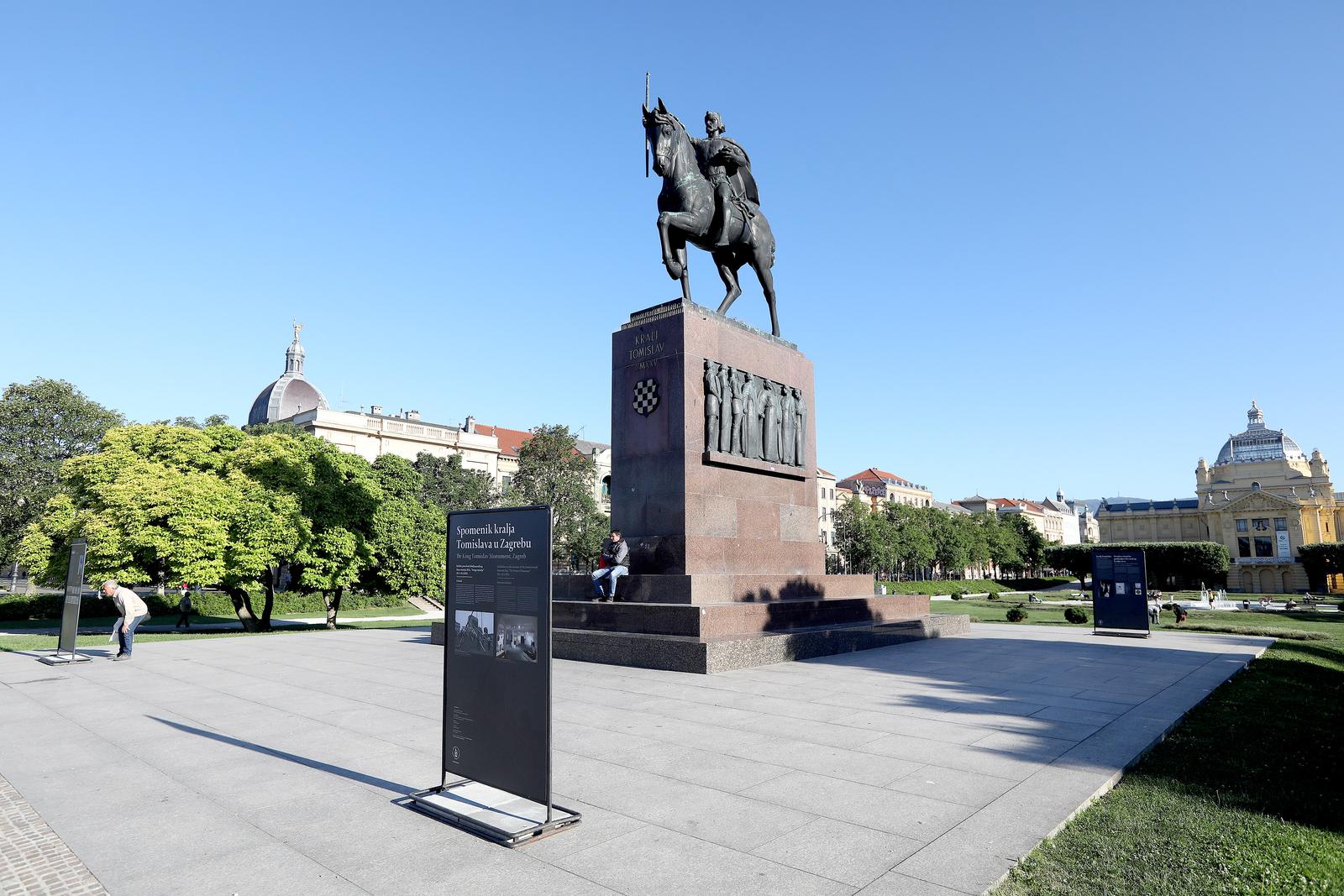 19.05.2022., Zagreb -  Gliptoteka HAZU u sklopu Medjunarodnoga dana muzeja postavila je izlozbu “Spomenik kralja Tomislava u Zagrebu” u podnozju samoga spomenika. Izlozbeni eksponati dio su Zbirke hrvatskog kiparstva od 19. do 21. stoljeca, Zbirke medalja i plaketa Gliptoteke HAZU, Arhiva za likovne umjetnosti HAZU te Ambijentalne zbirke kipara Roberta Frangesa Mihanovica u vlasnistvu Grada Zagreba, pohranjene u Gliptoteci. Autor izlozbe je kustos Gliptoteke HAZU Filip Turkovic Krnjak.
Izlozba ce na Trgu kralja Tomislava biti postavljena do Dana grada Zagreba, 31. svibnja. Photo: Patrik Macek/PIXSELL