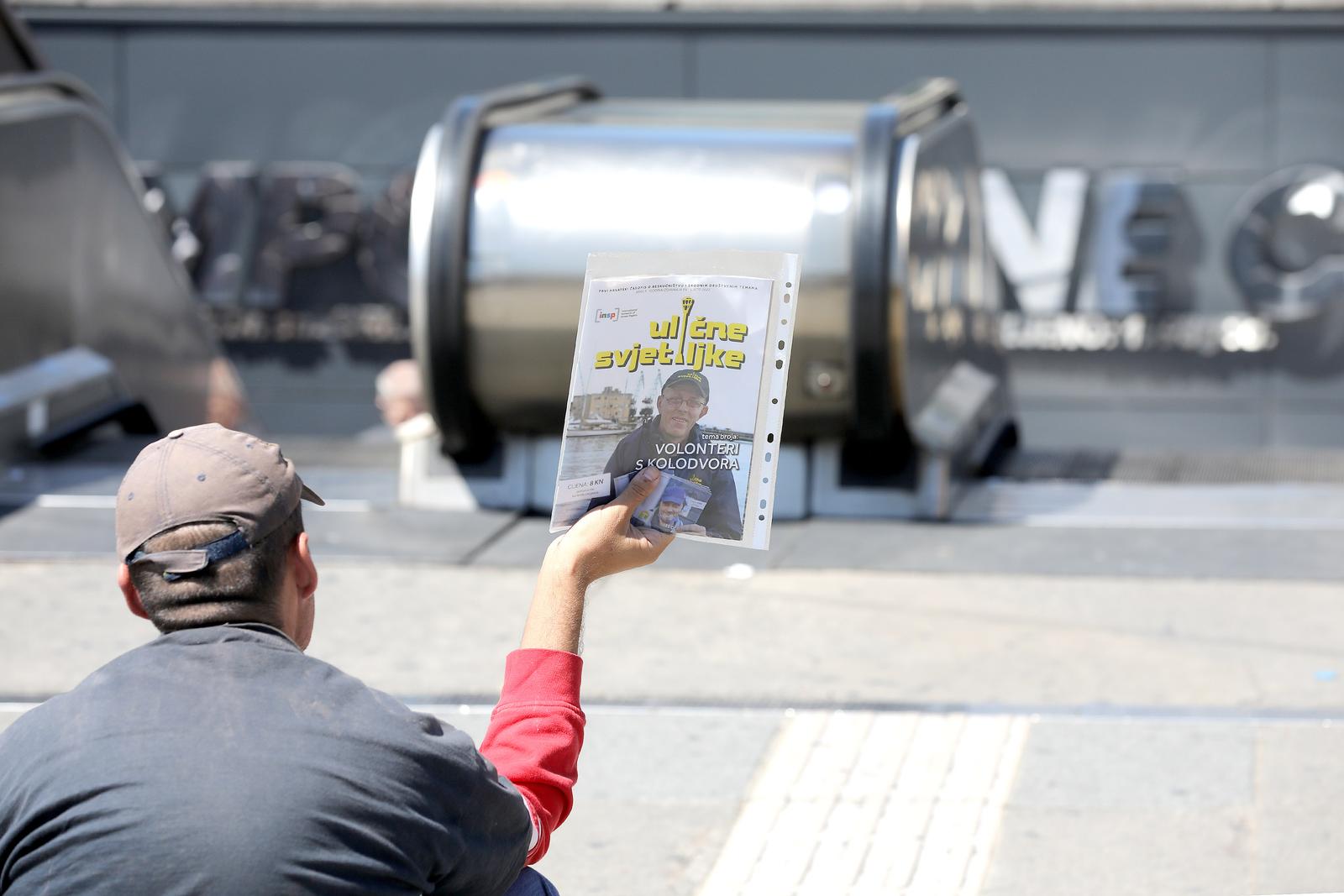 19.07.2022., Zagreb - Unatoc vrucini prodavac Ulicnih svjetiljki, casopisa namijenjeg financiranju beskucnika, pokusava prodati koji primjerak prolaznicima na Trgu kralja Tomislava..
 Photo: Patrik Macek/PIXSELL