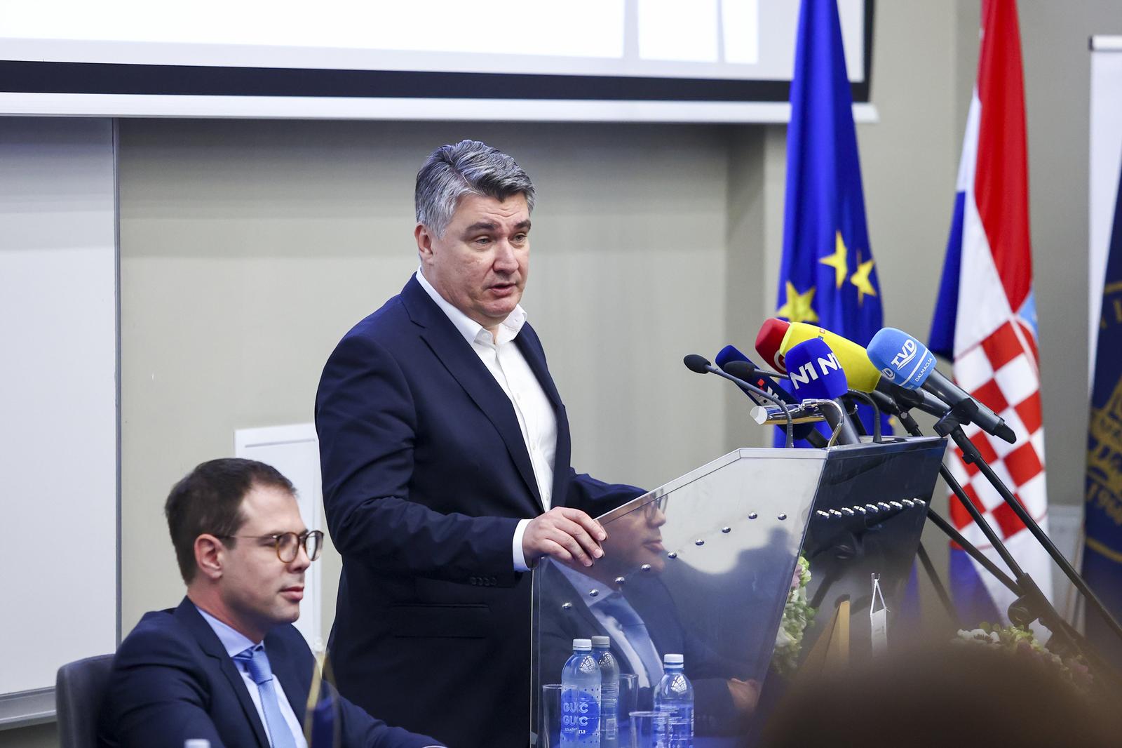 19.10.2022., Split - Predsjednik RH Zoran Milanovic odrzao predavanje studentima na temu "Geopolitika i posljedice za ekonomiju".
Vinko Mustra, Zoran Milanovic
  Photo: Miroslav Lelas/PIXSELL