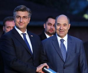 19.12.2019., Zagreb - Svecano otvorenje glavnih radova na izgradnji kombi-kogeneracijskog bloka u Elektrani-toplani-Zagreb prisustvovao je i Predsjednik Vlade Andrej Plenkovic, te predsjednik Uprave HEP-a Frane Barbaric s kojim je potpisao povelju i postavio kamen temeljac. rPhoto: Goran Stanzl/PIXSELL