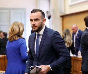 20.04.2022., Zagreb - Saborskim aktualnim prijepodnevom, na kojemu 40 zastupnika postavlja pitanja clanovima Vlade RH, Hrvatski sabor pocinje novu, 11. sjednicu. ministar rada, mirovinskoga sustava, obitelji i socijalne politike Josip Aladrovic Photo: Emica Elvedji/PIXSELL