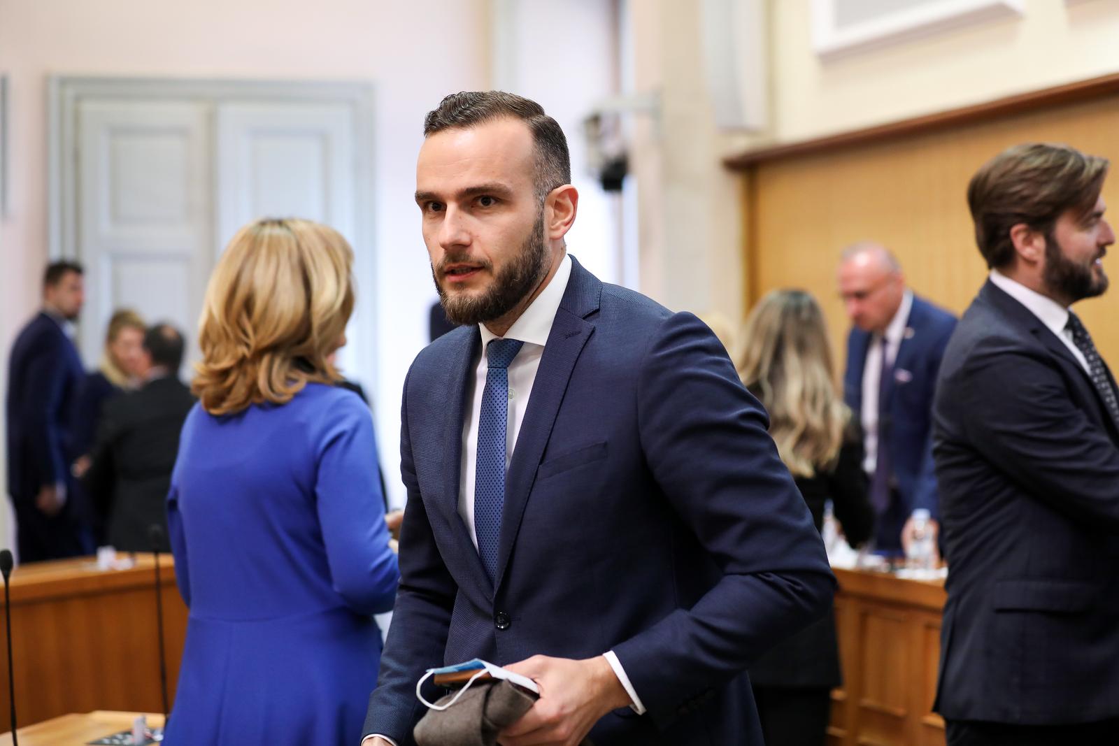 20.04.2022., Zagreb - Saborskim aktualnim prijepodnevom, na kojemu 40 zastupnika postavlja pitanja clanovima Vlade RH, Hrvatski sabor pocinje novu, 11. sjednicu. ministar rada, mirovinskoga sustava, obitelji i socijalne politike Josip Aladrovic Photo: Emica Elvedji/PIXSELL