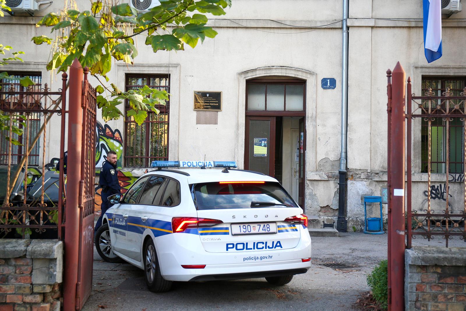20.10.2022., Zagreb - I policijska postaja u ulici Grgura Ninskog za koju je zaprimljena dojava o bombi. Dojava o bombi upucena je na pet lokacija u Zagrebu - zracnoj luci, dvije policijske postaje te dva McDonaldsa. Photo: Matija Habljak/PIXSELL