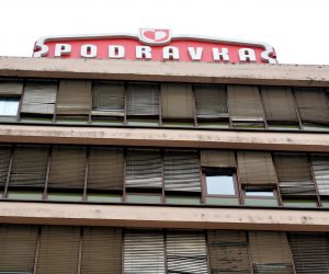 21.02.2017., Koprivnica - Odrzana je Skupstina dionicara Podravke na kojoj se medju ostalim birao Nadzorni odbor, a Skupstinu je vodio ministar Goran Maric. Medjutim najzanimljiviji je bio rasplet oko buduce sudbine Podravke, buduci da bi moglo doci do smjene na tzv. sedmom katu Podravke, odnosno da je upitna sudbina predsjednika Uprave Zvonimira Mrsica, a kojega bi mogao naslijediti Marko Kolakovic. Danas je sve u Podravci bilo obavijeno velom tajne, a sto je privuklo paznju brojnih novinara.  rPhoto: Damir Spehar/PIXSELL
