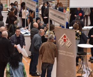 21.03.2017., Knin -rU sportskoj  dvorani srednje skole Lovre Montija u Kninu otvoreni su Dani poslova u turizmu. Projekt je nastao u organizaciji Ministarstva rada i mirovinskoga sustava, Ministarstva turizma, Hrvatskog zavoda za zaposljavanje, Hrvatske turisticke zajednice, Hrvatske gospodarske komore, Hrvatske obrtnicke komore, Hrvatske udruge poslodavaca i Udruge poslodavaca u hotelijerstvu s ciljem osiguranja bolje vidljivosti zanimanja u turizmu i mogucnosti zaposljavanja koje pruza turisticki sektor.rPhoto: Hrvoje Jelavic/PIXSELL