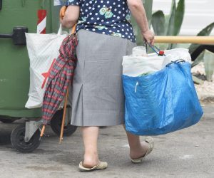 21.05.2015., Sibenik - Sve vise gradjana zbog siromastva je prisiljeno po kontejnerima skupljati PET ambalazu. "nPhoto: Hrvoje Jelavic/PIXSELL