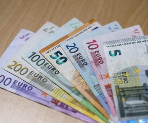 21.01.2022., Zagreb - Od 1. sijecnja 2023. godine, prema planu Vlade, platezno sredstvo u Hrvatskoj postat ce euro, a Hrvatska ce postati 20. clanica eurozone. Kuna ce time, nakon 28 godina koristenja, otici u povijest, dok ce hrvatski gradjani i sluzbeno postati korisnici eura. Ilustracija prelaska kune na euro. Photo: Igor Kralj/PIXSELL