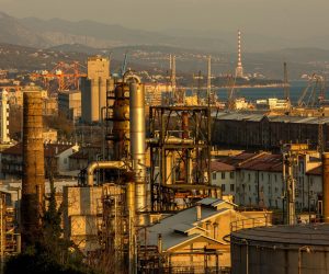 22.03.2016., Rijeka - Industrijska bastina grada Rijeke. Rafinerija nafte Rijeka smjestena je na Urinju, a zauzima 3,5 cetvorna kilometra priobalnog podrucja Kostrene i Bakra, 12 kilometara juzno od Rijeke, najkrace i najpogodnije veze srednje Europe i Mediterana. INA u Rijeci ima cestovnu, zeljeznicku, morsku i cjevovodnu infrastrukturu za za dopremu i otpremu roba, sirove nafte i naftnih derivata. Rafinerija nafte povezana je podmorskim naftovodom dugim 7,2 km, promjera 20", s lukom i naftnim terminalom u Omislju na otoku Krku (JANAF). U proizvodnom programu Rafinerije nafte Rijeka su ukapljeni naftni plin, primarni benzin, motorni benzini, petroleji, gorivo za mlazne motore, dizelska goriva, loziva ulja, brodska goriva, teku?i sumpor. Kvaliteta proizvoda regulirana je Ininim, hrvatskim i europskim normama, a moguca je i proizvodnja prema posebnim zahtjevima kupaca, utvrdjena posebnim Ugovorima.r"nPhoto: Nel Pavletic/PIXSELL