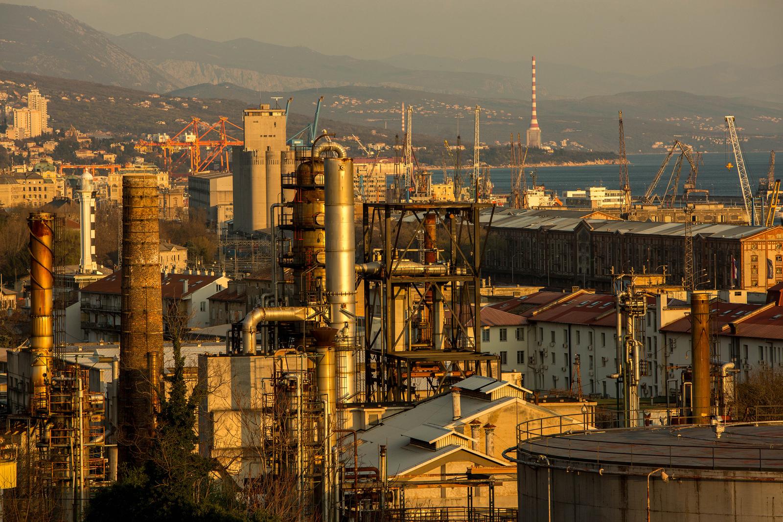 22.03.2016., Rijeka - Industrijska bastina grada Rijeke. Rafinerija nafte Rijeka smjestena je na Urinju, a zauzima 3,5 cetvorna kilometra priobalnog podrucja Kostrene i Bakra, 12 kilometara juzno od Rijeke, najkrace i najpogodnije veze srednje Europe i Mediterana. INA u Rijeci ima cestovnu, zeljeznicku, morsku i cjevovodnu infrastrukturu za za dopremu i otpremu roba, sirove nafte i naftnih derivata. Rafinerija nafte povezana je podmorskim naftovodom dugim 7,2 km, promjera 20", s lukom i naftnim terminalom u Omislju na otoku Krku (JANAF). U proizvodnom programu Rafinerije nafte Rijeka su ukapljeni naftni plin, primarni benzin, motorni benzini, petroleji, gorivo za mlazne motore, dizelska goriva, loziva ulja, brodska goriva, teku?i sumpor. Kvaliteta proizvoda regulirana je Ininim, hrvatskim i europskim normama, a moguca je i proizvodnja prema posebnim zahtjevima kupaca, utvrdjena posebnim Ugovorima.r"nPhoto: Nel Pavletic/PIXSELL
