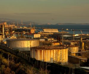 22.03.2016., Rijeka - Industrijska bastina grada Rijeke. Rafinerija nafte Rijeka smjestena je na Urinju, a zauzima 3,5 cetvorna kilometra priobalnog podrucja Kostrene i Bakra, 12 kilometara juzno od Rijeke, najkrace i najpogodnije veze srednje Europe i Mediterana. INA u Rijeci ima cestovnu, zeljeznicku, morsku i cjevovodnu infrastrukturu za za dopremu i otpremu roba, sirove nafte i naftnih derivata. Rafinerija nafte povezana je podmorskim naftovodom dugim 7,2 km, promjera 20", s lukom i naftnim terminalom u Omislju na otoku Krku (JANAF). U proizvodnom programu Rafinerije nafte Rijeka su ukapljeni naftni plin, primarni benzin, motorni benzini, petroleji, gorivo za mlazne motore, dizelska goriva, loziva ulja, brodska goriva, teku?i sumpor. Kvaliteta proizvoda regulirana je Ininim, hrvatskim i europskim normama, a moguca je i proizvodnja prema posebnim zahtjevima kupaca, utvrdjena posebnim Ugovorima.r"nPhoto: Nel Pavletic/PIXSELL