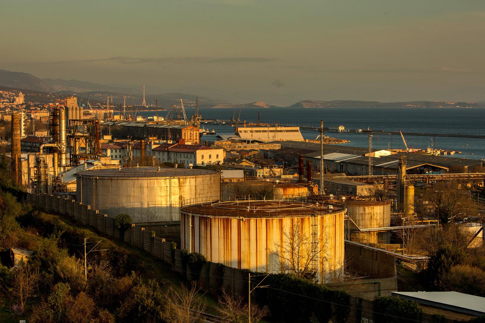 22.03.2016., Rijeka - Industrijska bastina grada Rijeke. Rafinerija nafte Rijeka smjestena je na Urinju, a zauzima 3,5 cetvorna kilometra priobalnog podrucja Kostrene i Bakra, 12 kilometara juzno od Rijeke, najkrace i najpogodnije veze srednje Europe i Mediterana. INA u Rijeci ima cestovnu, zeljeznicku, morsku i cjevovodnu infrastrukturu za za dopremu i otpremu roba, sirove nafte i naftnih derivata. Rafinerija nafte povezana je podmorskim naftovodom dugim 7,2 km, promjera 20", s lukom i naftnim terminalom u Omislju na otoku Krku (JANAF). U proizvodnom programu Rafinerije nafte Rijeka su ukapljeni naftni plin, primarni benzin, motorni benzini, petroleji, gorivo za mlazne motore, dizelska goriva, loziva ulja, brodska goriva, teku?i sumpor. Kvaliteta proizvoda regulirana je Ininim, hrvatskim i europskim normama, a moguca je i proizvodnja prema posebnim zahtjevima kupaca, utvrdjena posebnim Ugovorima.r"nPhoto: Nel Pavletic/PIXSELL