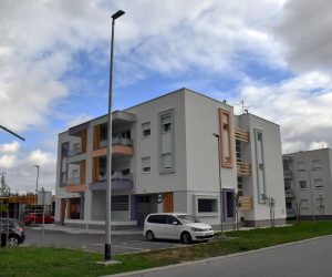 21.07.2022., Slavonski Brod -  U Naselju Marka Majstorovi​ca​ zapocela je izgradnja novog objekta s deset ​trosobnih ​gradskih stanova namijenjenih mladim obiteljima.
Photo: Ivica Galovic/PIXSELL Photo: Ivica Galovic/PIXSELL