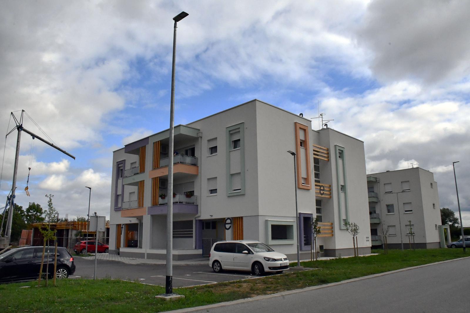 21.07.2022., Slavonski Brod -  U Naselju Marka Majstorovi​ca​ zapocela je izgradnja novog objekta s deset ​trosobnih ​gradskih stanova namijenjenih mladim obiteljima.
Photo: Ivica Galovic/PIXSELL Photo: Ivica Galovic/PIXSELL