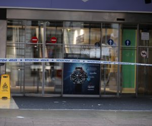 22.10.2022., Rijeka - Zbog dojave o bombi ispraznjena je Robna kuca Rijeka. Policija osigurava objekt. Photo: Goran Kovacic/PIXSELL