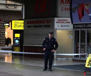 22.10.2022., Rijeka - Zbog dojave o bombi ispraznjena je Robna kuca Rijeka. Policija osigurava objekt. Photo: Goran Kovacic/PIXSELL