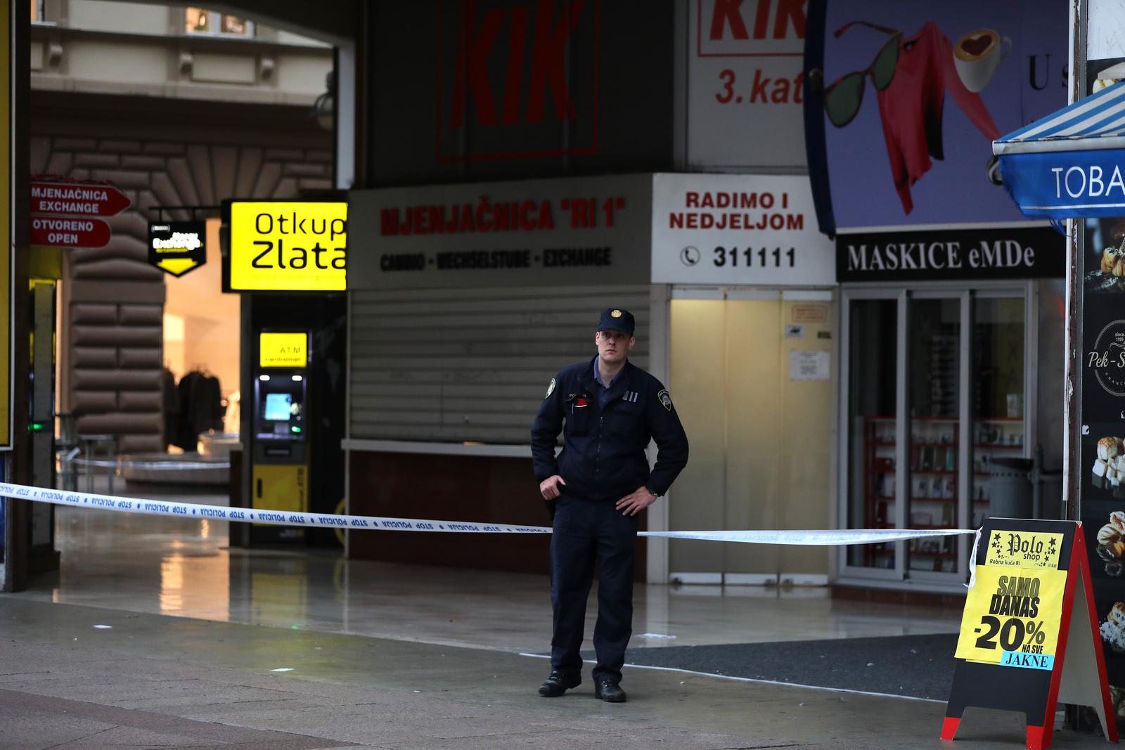 22.10.2022., Rijeka - Zbog dojave o bombi ispraznjena je Robna kuca Rijeka. Policija osigurava objekt. Photo: Goran Kovacic/PIXSELL