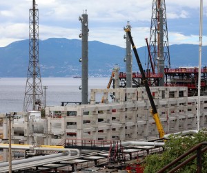 23.08.2022., Rijeka - Investicije INA-e u rafineriji nafte Rijeka, novinarima su predstavili djelatnici INA-e Vedrana Janjic i Goran Plese. Podizanjem opreme novog postrojenja za obradu teskih ostataka zavrsen je vazan dio projekta nadogradnje Rafinerije nafte Rijeka.
 Photo: Goran Kovacic/PIXSELL