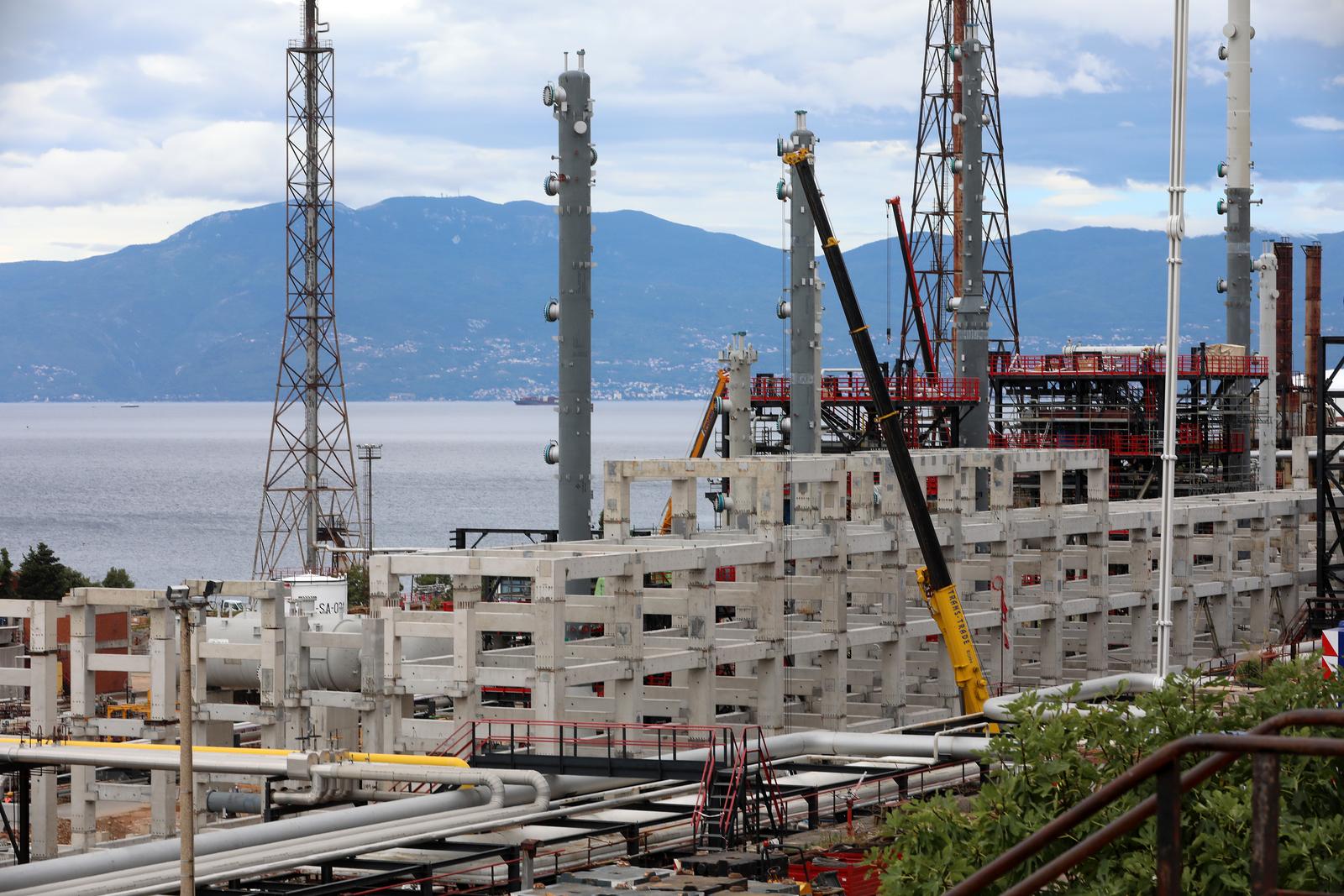 23.08.2022., Rijeka - Investicije INA-e u rafineriji nafte Rijeka, novinarima su predstavili djelatnici INA-e Vedrana Janjic i Goran Plese. Podizanjem opreme novog postrojenja za obradu teskih ostataka zavrsen je vazan dio projekta nadogradnje Rafinerije nafte Rijeka.
 Photo: Goran Kovacic/PIXSELL