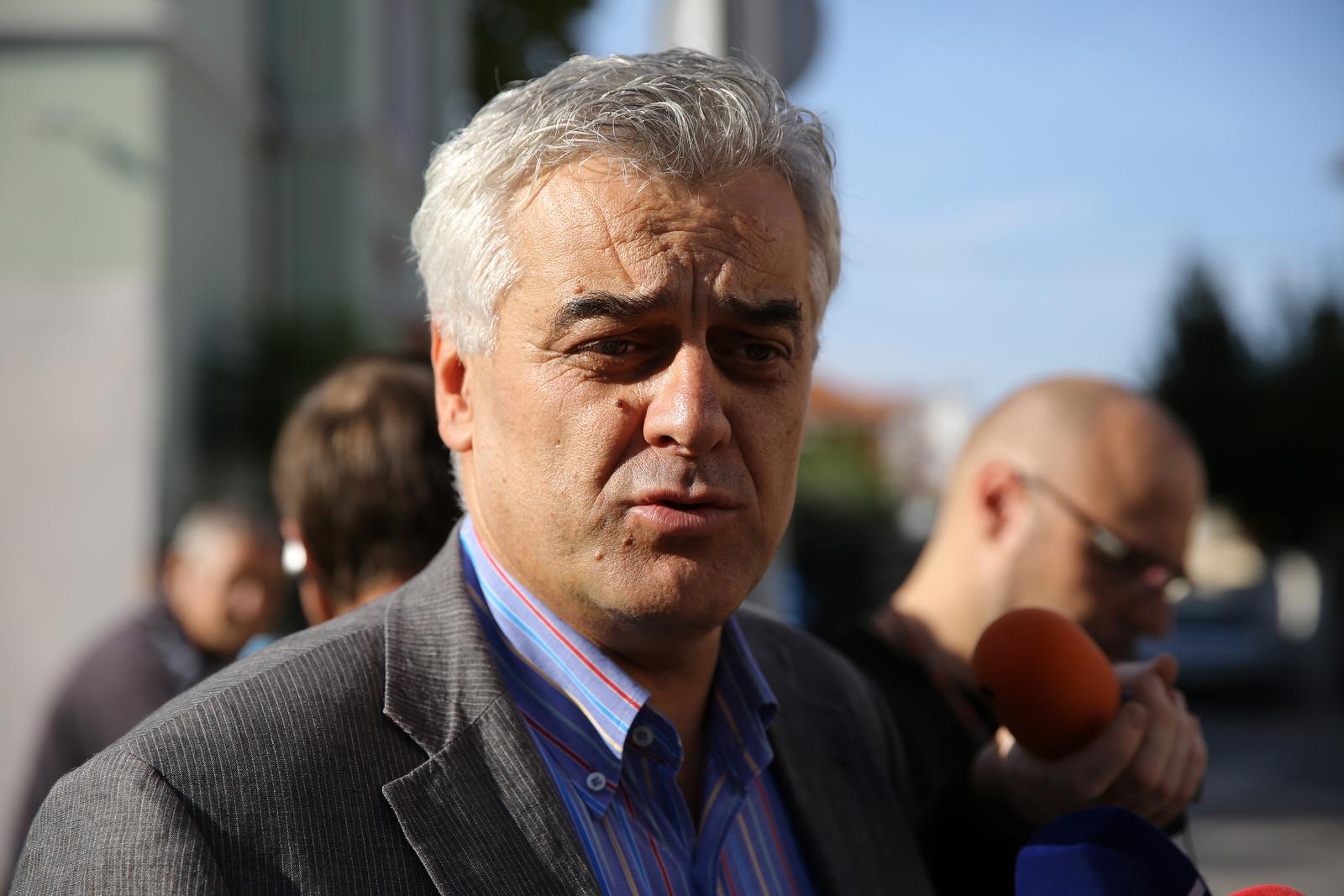 23.10.2013., Zadar - Danas je nakon ispitivanja u Zagrebu u stan u zadarskim Arbanasima od strane policije doveden bivsi drzavni tajnik Zdravko Livakovic kako bi se uz njegovu i prisutnost njegova odvjetnika obavila pretraga stana. Pretpostavlja se da se istrazuje njegova povezanost s nedavno otkrivenim aferama u HAC-u. Livakovicev odvjetnik Nediljko Ivancevic.rPhoto: Filip Brala/PIXSELL