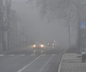 24.01.2020., Slavonski Brod - Zabrinjavajuce visoke koncentracije zagadjenja zraka u Slavonskom Brodu traju kontinuirano gotovo 30 sati. Vrijednosti su oznacene "ljubicasto" sto oznacava vrijednost - ekstremno oneciscen, isticu danas iz Eko integrala, slavonskobrodske Udruge za zastitu okolisa, zraka, vode i tla, te prirode u gradu Slavonskom Brodu i Brodsko-posavskoj zupaniji. Prema mjerenjima Europske agencije za zastitu okolisa od 23. sijecnja od 6 00 sati, do danas do 11 00 sati, dakle gotovo 30 sati Brodjani su izlozeni ekstremno oneciscenom zraku. rPhoto: Ivica Galovic/PIXSELL