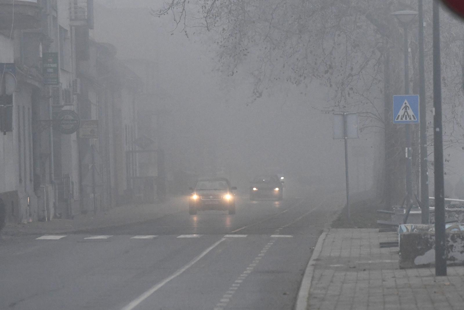 24.01.2020., Slavonski Brod - Zabrinjavajuce visoke koncentracije zagadjenja zraka u Slavonskom Brodu traju kontinuirano gotovo 30 sati. Vrijednosti su oznacene "ljubicasto" sto oznacava vrijednost - ekstremno oneciscen, isticu danas iz Eko integrala, slavonskobrodske Udruge za zastitu okolisa, zraka, vode i tla, te prirode u gradu Slavonskom Brodu i Brodsko-posavskoj zupaniji. Prema mjerenjima Europske agencije za zastitu okolisa od 23. sijecnja od 6 00 sati, do danas do 11 00 sati, dakle gotovo 30 sati Brodjani su izlozeni ekstremno oneciscenom zraku. rPhoto: Ivica Galovic/PIXSELL