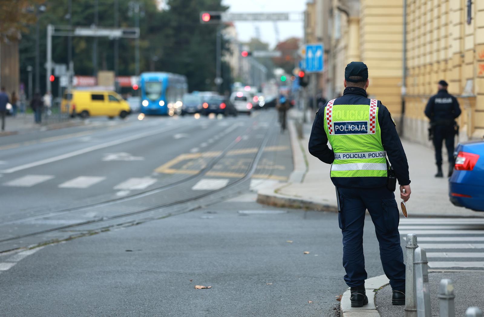 24.10.2022., Zagreb - Hotel Esplanade, osiguranje i povecan broj policijskih sluzbenika. Ocekuje se posebna regulacija prometa povodom odrzavanja Prvog parlamentarnog summita Medjunarodne krimske konferencije. Photo: Sanjin Strukic/PIXSELL