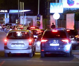 24.10.2022., Zagreb - Zbog sutrasnjeg poskupljenja naftnih derivata na benzinskim postajama diljem zemlje stvaraju se guzve kako bi jos veceras po manjim cjenama gradjani natocili gorivo u svoje automobile. Benzinska postaja INA na Ilici kod okretista Crnomerec.  Photo: Goran Stanzl/PIXSELL