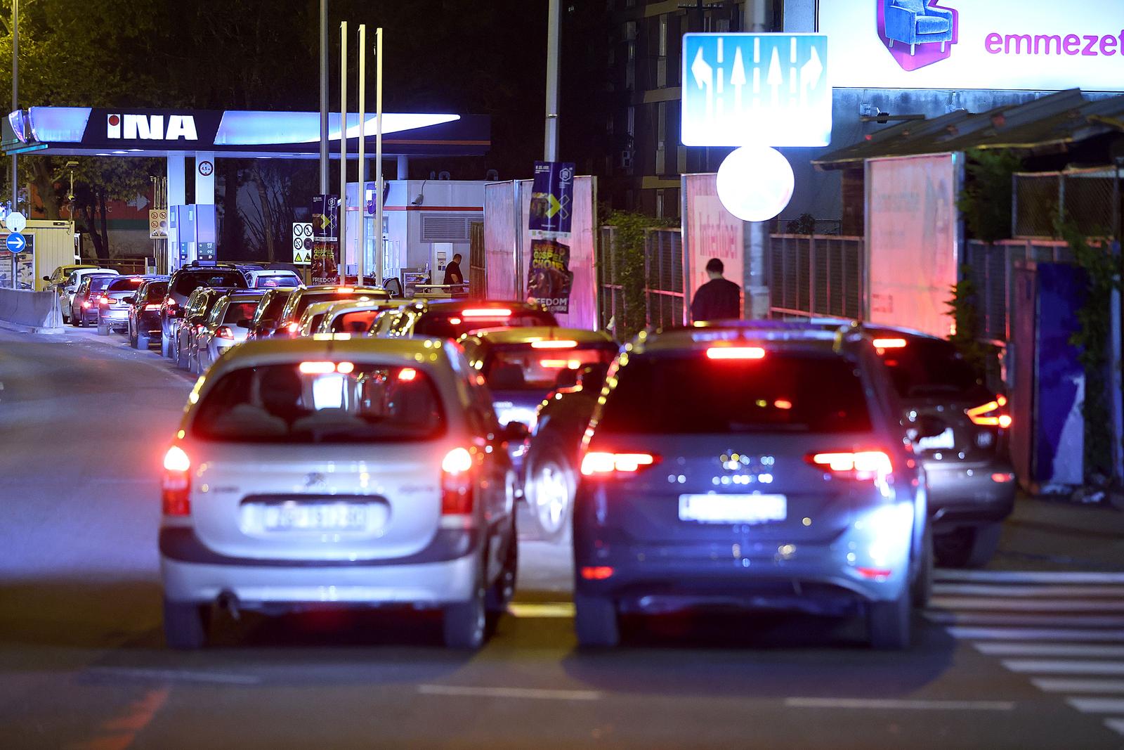 24.10.2022., Zagreb - Zbog sutrasnjeg poskupljenja naftnih derivata na benzinskim postajama diljem zemlje stvaraju se guzve kako bi jos veceras po manjim cjenama gradjani natocili gorivo u svoje automobile. Benzinska postaja INA na Ilici kod okretista Crnomerec.  Photo: Goran Stanzl/PIXSELL