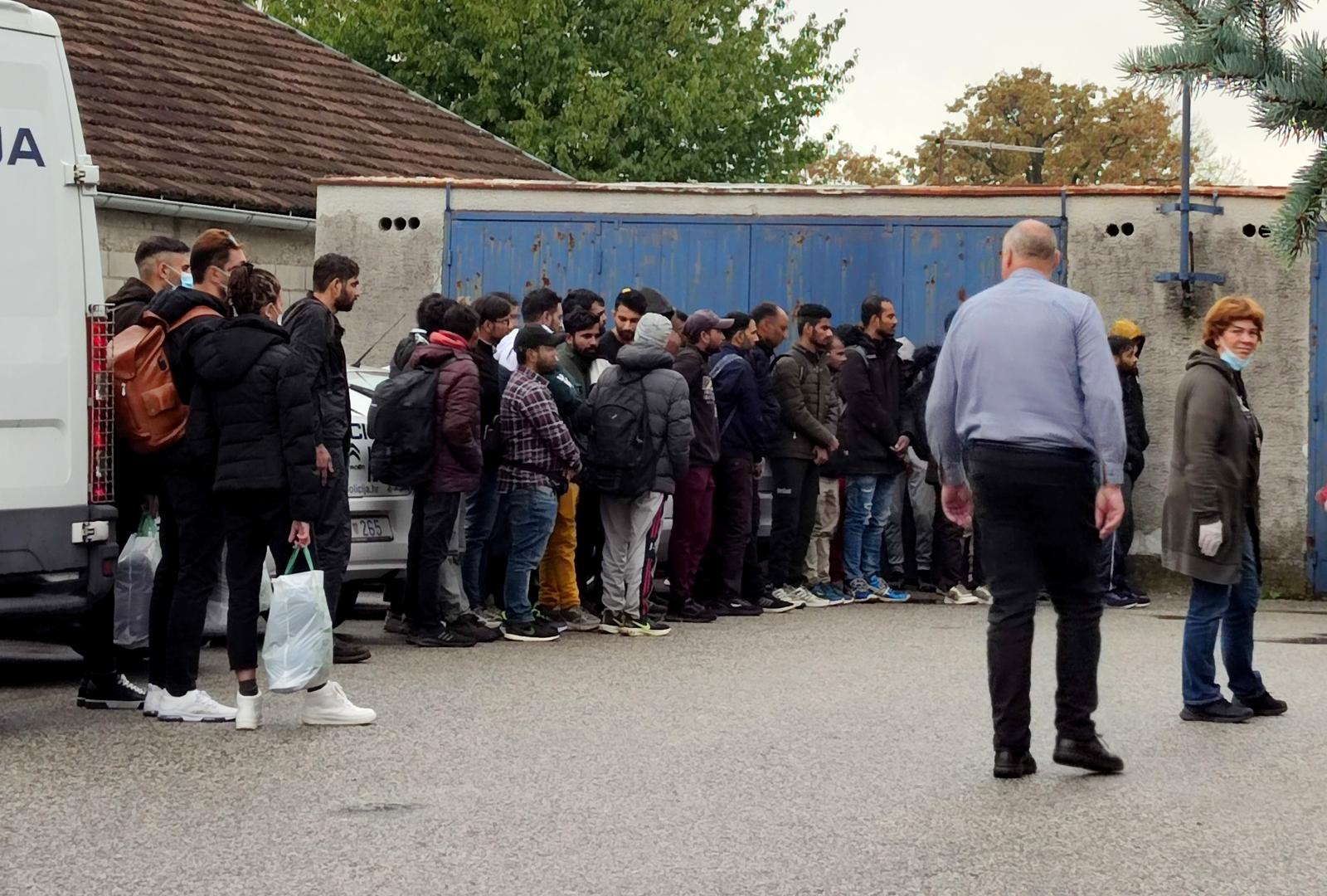 25.10.2022., Zagreb, Sesvete - Policija dovezla velik broj migranata koji cekaju na ulazak u policijsku postaju Sesvete. Photo: Slaven Branislav Babic/PIXSELL