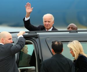 25.11.2015., Zagreb - Americki potpredsjednik Joe Biden stigao je avionom Airforce 2 sa suprugom Jill Biden. U Zracnoj luci Zagreb docekalo ga je mnostvo novinara uz dosad nevidjene mjere osiguranja. Kao pocasni gost sudjelovat ce na regionalnom sastanku procesa Brdo-Brijuni koji okuplja celnike zemalja jugoistocne Europe. rPhoto: Jurica Galoic/PIXSELL