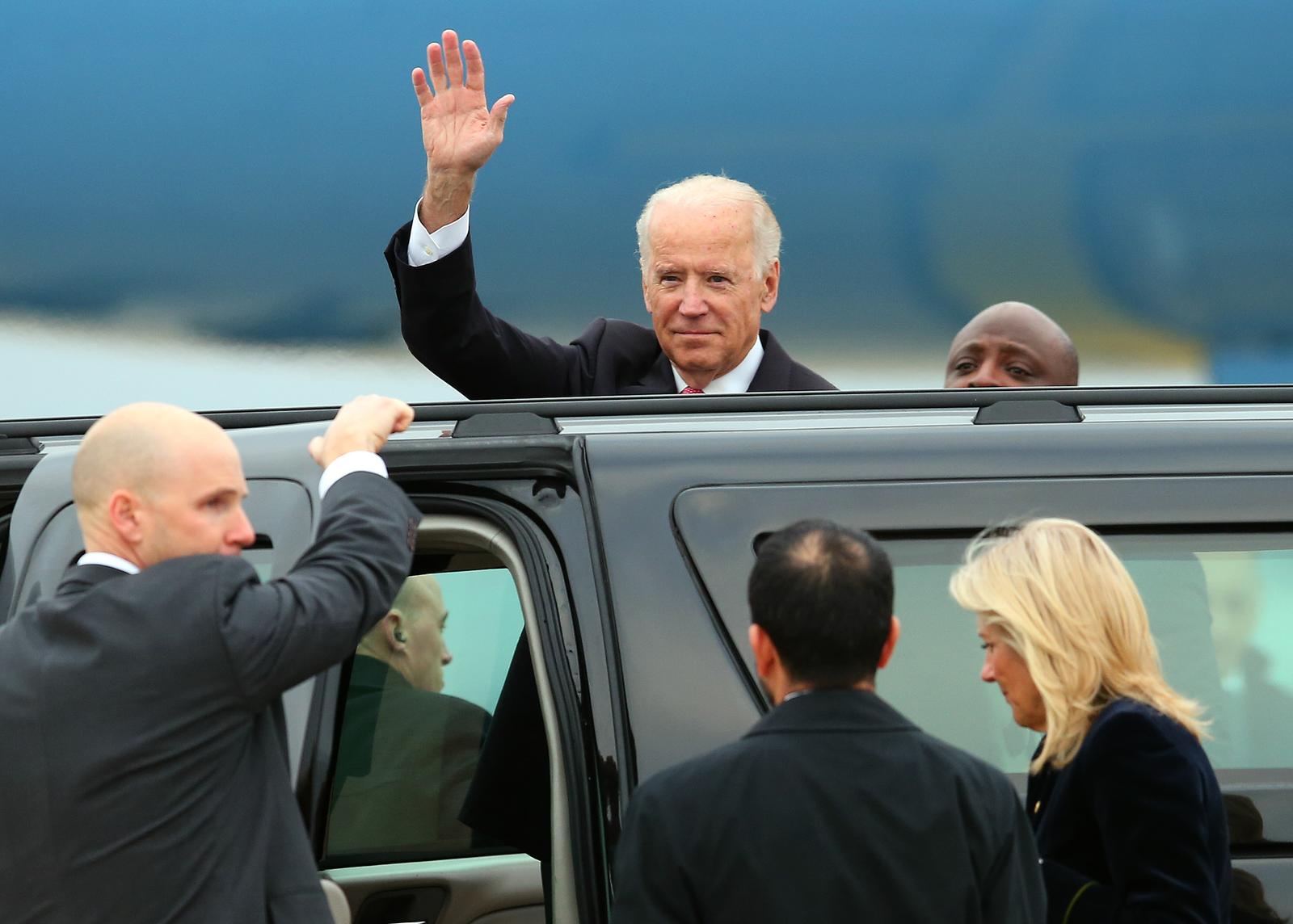 25.11.2015., Zagreb - Americki potpredsjednik Joe Biden stigao je avionom Airforce 2 sa suprugom Jill Biden. U Zracnoj luci Zagreb docekalo ga je mnostvo novinara uz dosad nevidjene mjere osiguranja. Kao pocasni gost sudjelovat ce na regionalnom sastanku procesa Brdo-Brijuni koji okuplja celnike zemalja jugoistocne Europe. rPhoto: Jurica Galoic/PIXSELL