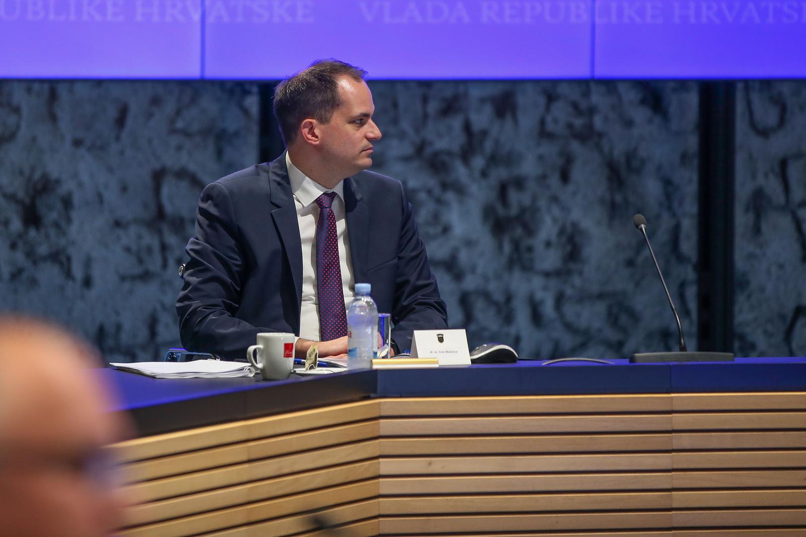 26.04.2022., Zagreb - Sastanak predstavnika pregovarackih odbora Vlade RH s celnicima pregovarackih odbora sindikata javnih sluzbi i sindikata drzavne sluzbe, o sklapanju temeljnog kolektivnog ugovora za sluzbenike i namjestenike u javnim sluzbama i kolektivnog ugovora za drzavne sluzbenike i namjestenike.Ivan Malenica. Photo: Matija Habljak/PIXSELL