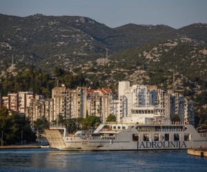 26.07.2022., Komarna - Atmosfera na trajetku "Hrvat" koji je vozio do Pelješkog mosta.  Jadrolinija je organizirala posebnu trajektnu liniju koja je docekala vatromet ispod mosta.  Photo: Zvonimir Barisin/PIXSELL